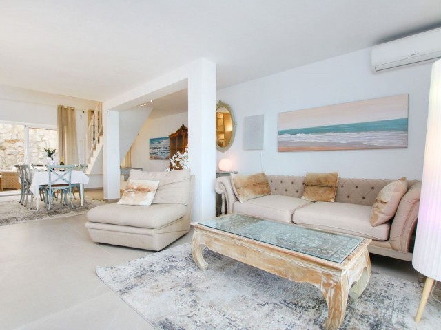 Apartamento con 4 Dormitorios  en Estepona