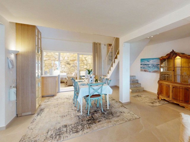 Apartamento con 4 Dormitorios  en Estepona