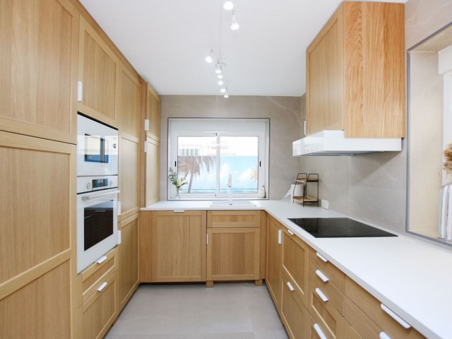 Apartamento con 4 Dormitorios  en Estepona