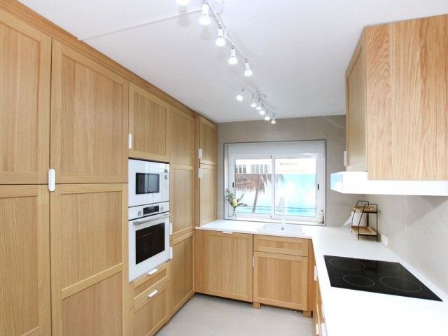 Apartamento con 4 Dormitorios  en Estepona