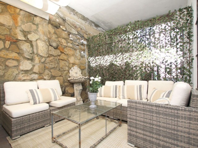 Apartamento con 4 Dormitorios  en Estepona