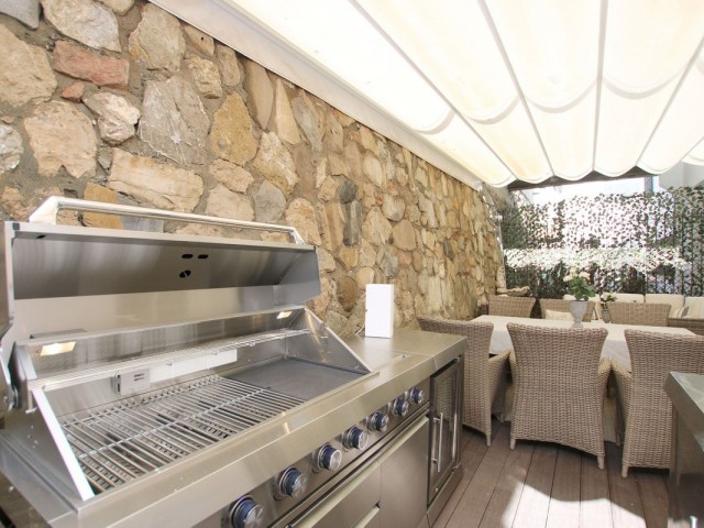 Apartamento con 4 Dormitorios  en Estepona