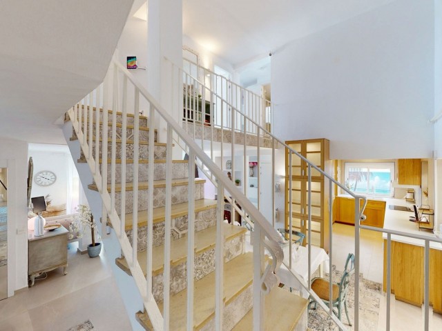 Apartamento con 4 Dormitorios  en Estepona