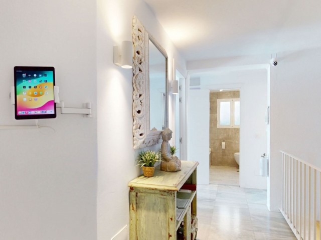 Apartamento con 4 Dormitorios  en Estepona