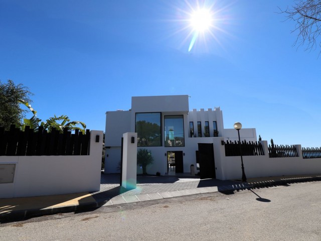 4 Bedrooms Villa in Elviria
