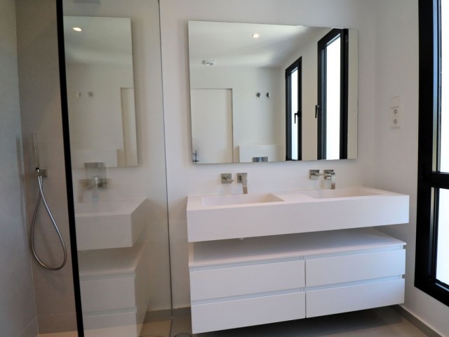 4 Bedrooms Villa in Elviria