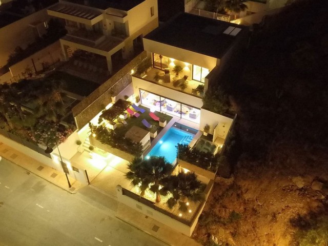 Villa con 5 Dormitorios  en La Cala de Mijas