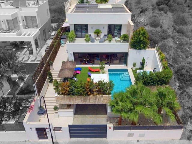 Villa con 5 Dormitorios  en La Cala de Mijas