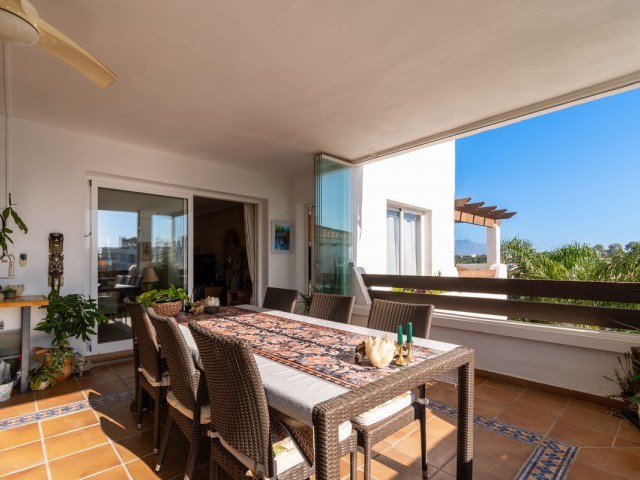 Apartamento con 3 Dormitorios  en Estepona