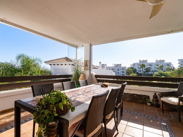 Apartamento con 3 Dormitorios  en Estepona