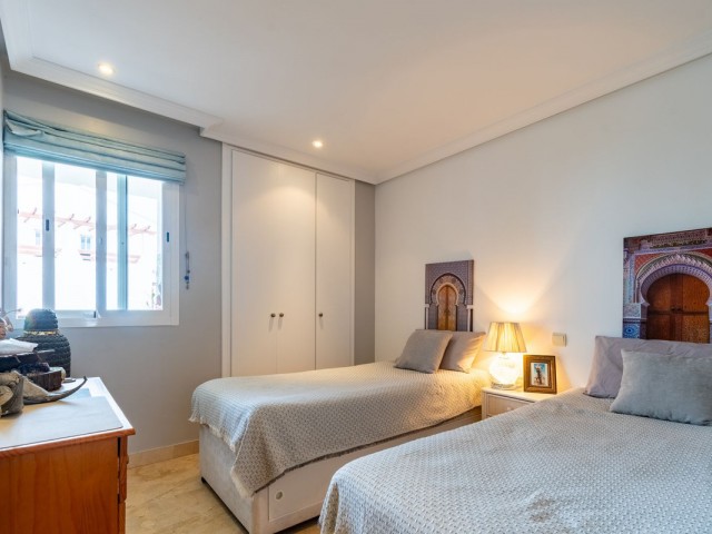 Apartamento con 3 Dormitorios  en Estepona