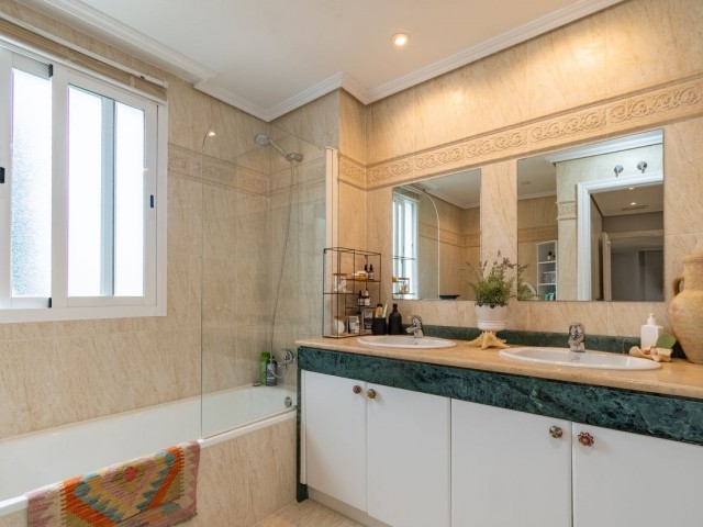 Apartamento con 3 Dormitorios  en Estepona