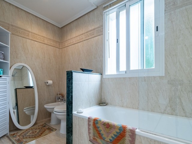 Apartamento con 3 Dormitorios  en Estepona