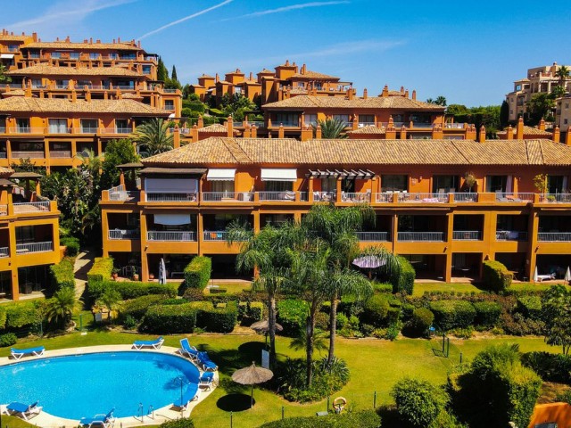 Apartamento con 2 Dormitorios  en Estepona