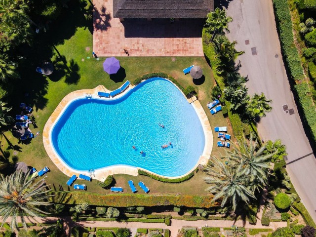 Apartamento con 2 Dormitorios  en Estepona