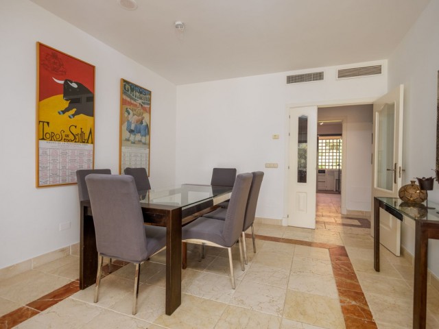 Apartamento con 2 Dormitorios  en Estepona