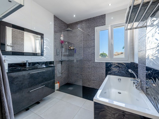 3 Bedrooms Villa in Estepona