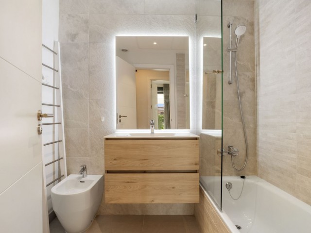 Apartamento con 2 Dormitorios  en Estepona