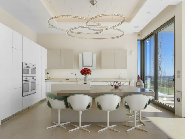 7 Bedrooms Villa in Benahavís