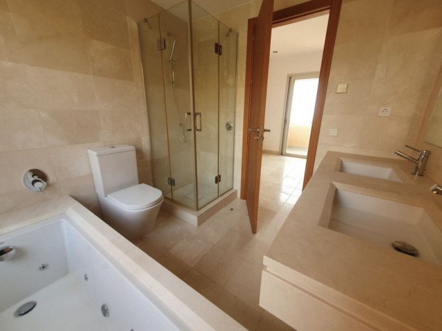 Adosado con 5 Dormitorios  en Riviera del Sol