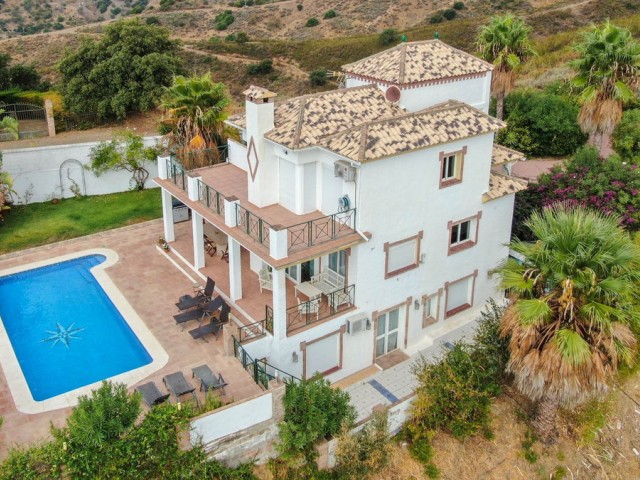 5 Bedrooms Villa in Estepona