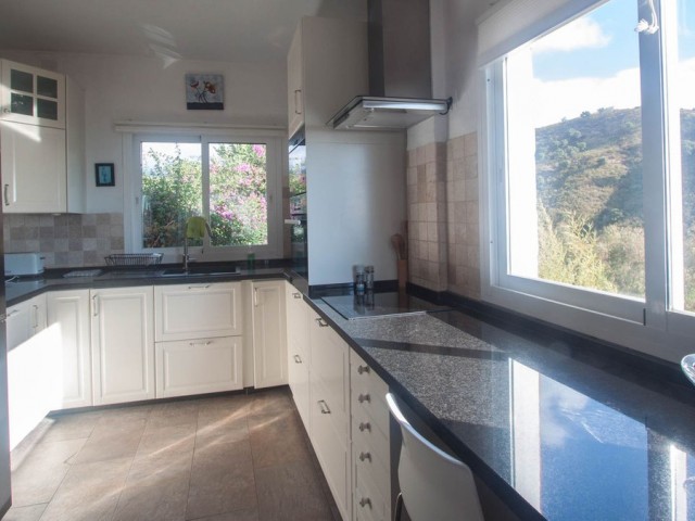 5 Bedrooms Villa in Estepona