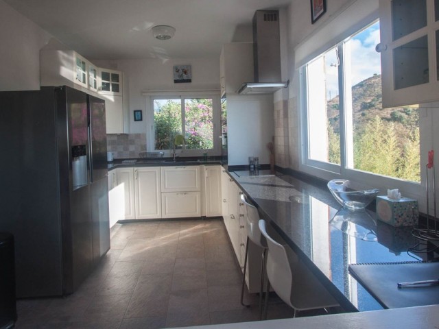 5 Bedrooms Villa in Estepona