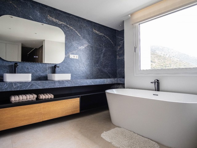 Villa avec 6 Chambres  à Mijas