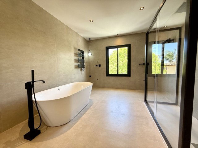 5 Bedrooms Villa in Marbella