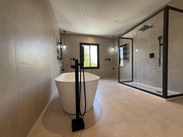 5 Bedrooms Villa in Marbella