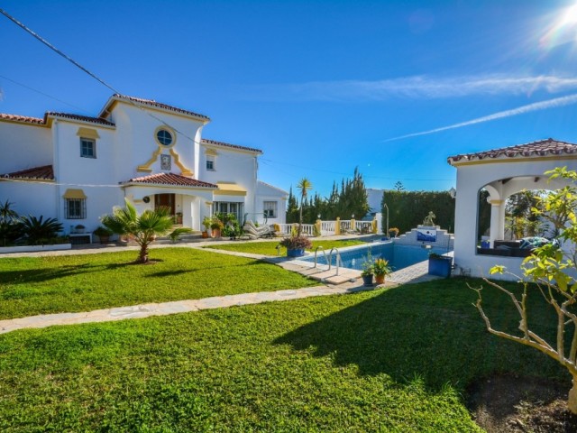 8 Bedrooms Villa in Estepona