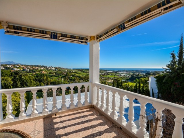 8 Bedrooms Villa in Estepona