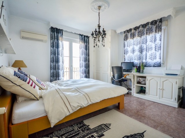 8 Bedrooms Villa in Estepona