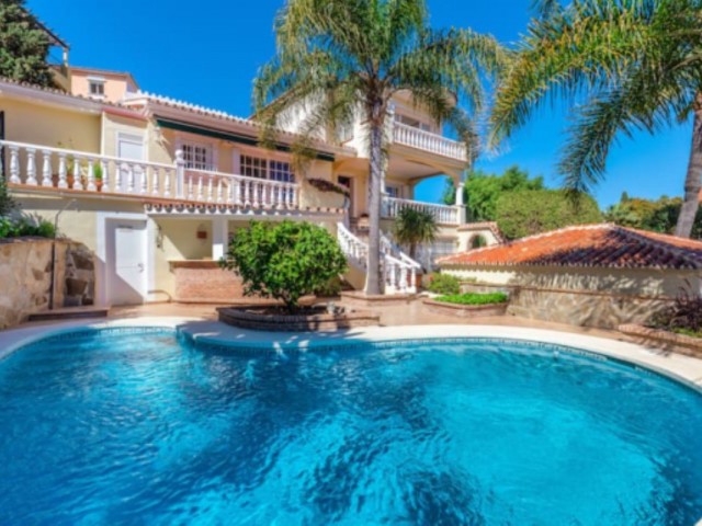 5 Bedrooms Villa in Nueva Andalucía