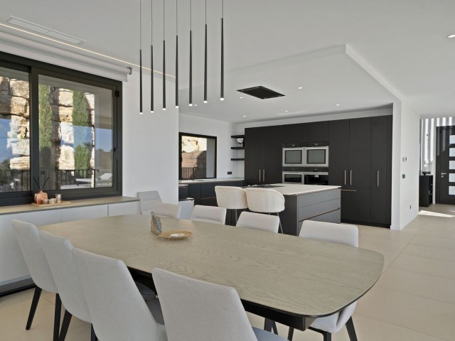 4 Bedrooms Villa in Benahavís