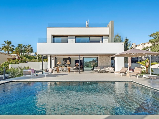 4 Bedrooms Villa in Marbesa