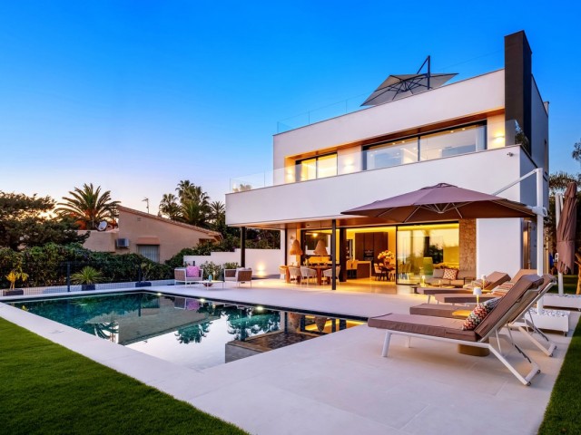 4 Bedrooms Villa in Marbesa