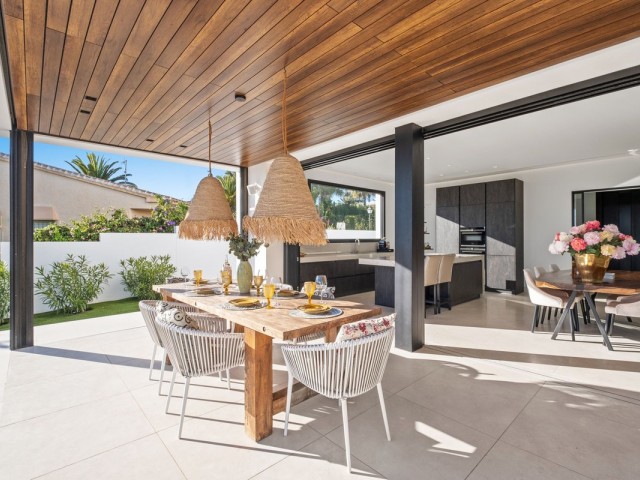 4 Bedrooms Villa in Marbesa