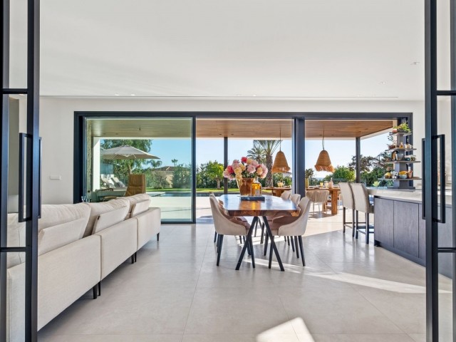 4 Bedrooms Villa in Marbesa