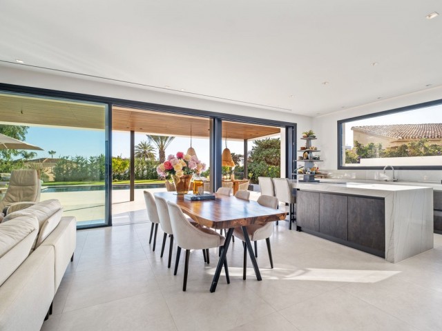 4 Bedrooms Villa in Marbesa