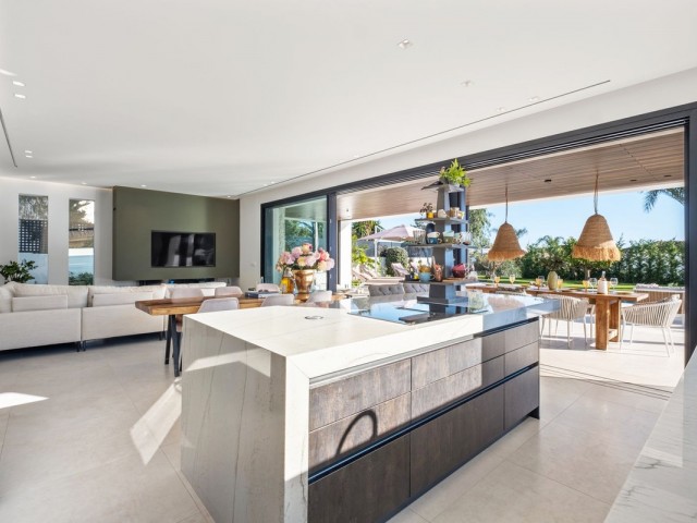 4 Bedrooms Villa in Marbesa