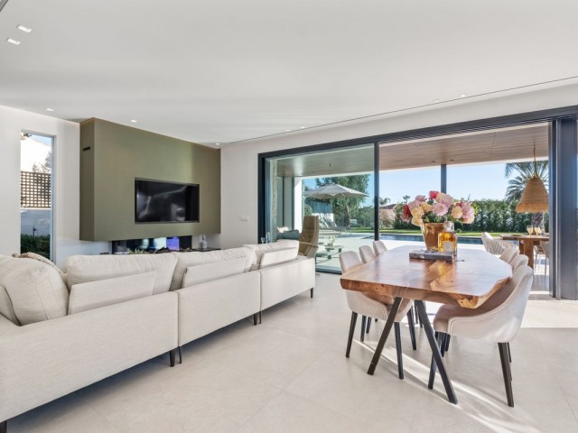 4 Bedrooms Villa in Marbesa