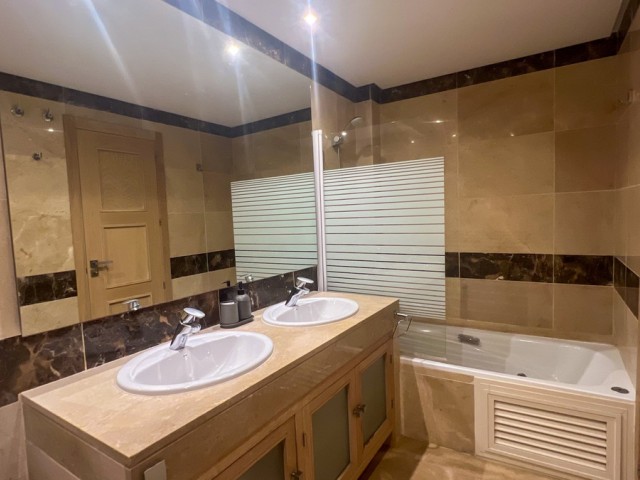 Apartamento con 2 Dormitorios  en La Duquesa