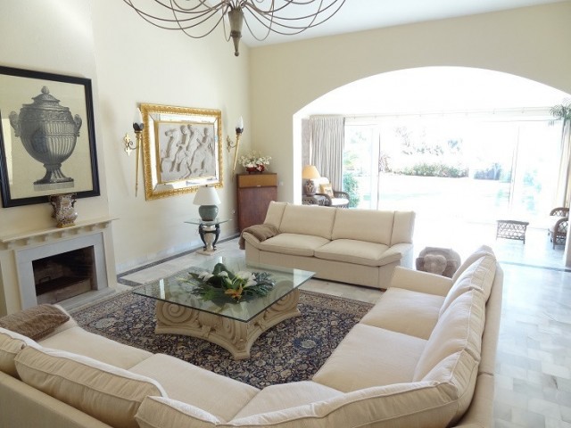 Villa con 5 Dormitorios  en Estepona