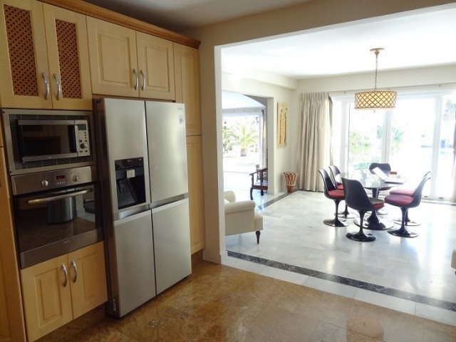 Villa con 5 Dormitorios  en Estepona