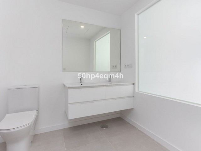 4 Bedrooms Apartment in Guadalmina Baja