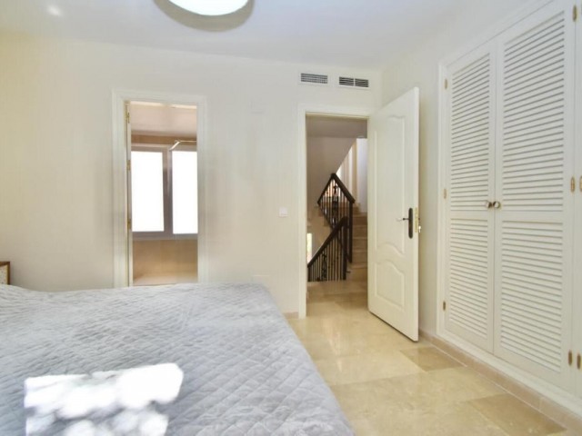 4 Slaapkamer Rijtjeshuis in Nueva Andalucía