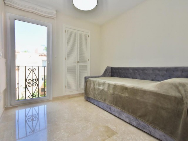 4 Slaapkamer Rijtjeshuis in Nueva Andalucía