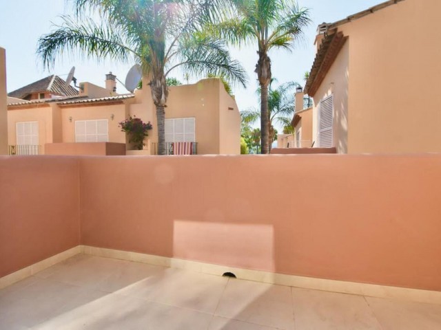 4 Slaapkamer Rijtjeshuis in Nueva Andalucía