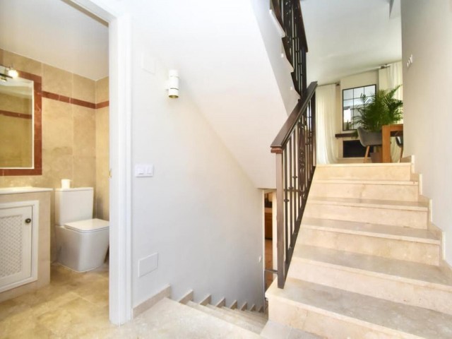 4 Slaapkamer Rijtjeshuis in Nueva Andalucía